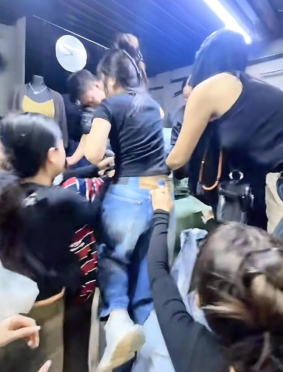 这五爱市场现在还是这么火爆吗？
明明已经没有多少人去了啊！现在几乎都在网上买了啊