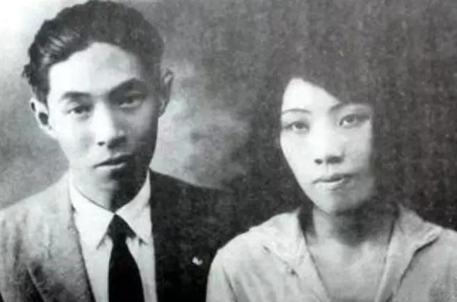 1928年，32岁的茅盾出轨23岁的女学生秦德君，不久秦德君便怀了孕，茅盾为难地