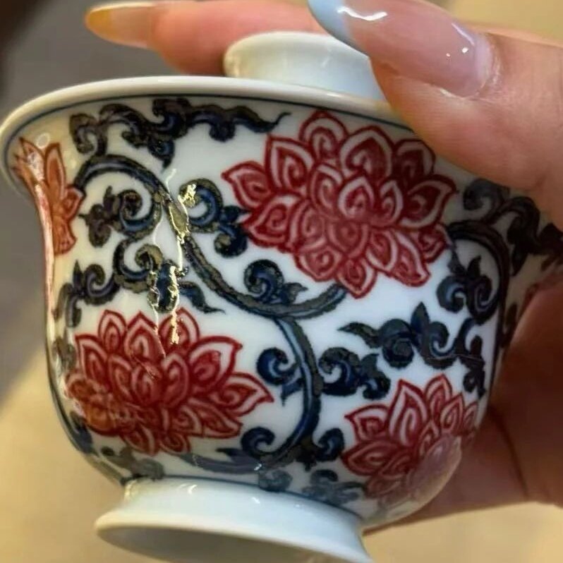 瓷说瓷话 明代青花釉里红压手杯，颜色艳丽，包浆肉眼可见，发色纯正，一点无含糊，如