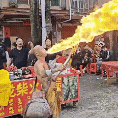 这个男子玩火，没成想丢手艺了，出现了很大的失误，最后不知道他受伤没受伤，但是感觉