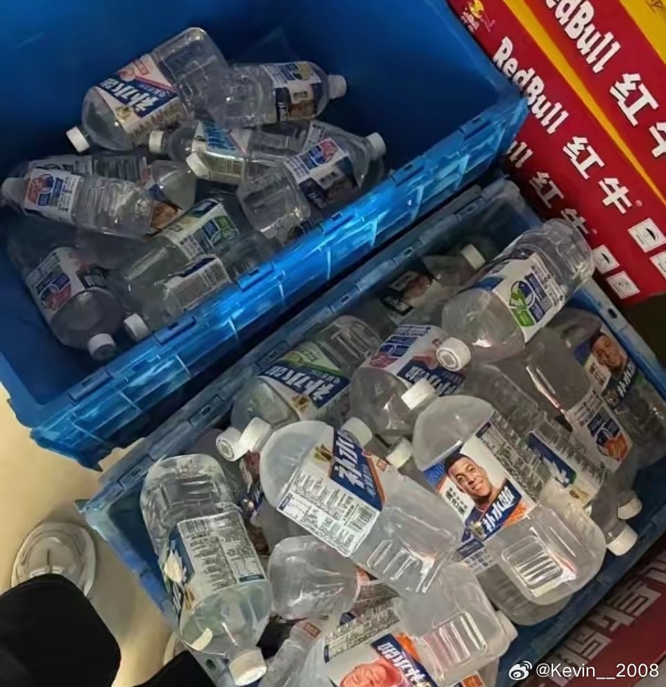 超市里姆巴佩代言的矿泉水已经开始下架了。​不知道下架的产品要怎么处理，是低价卖掉