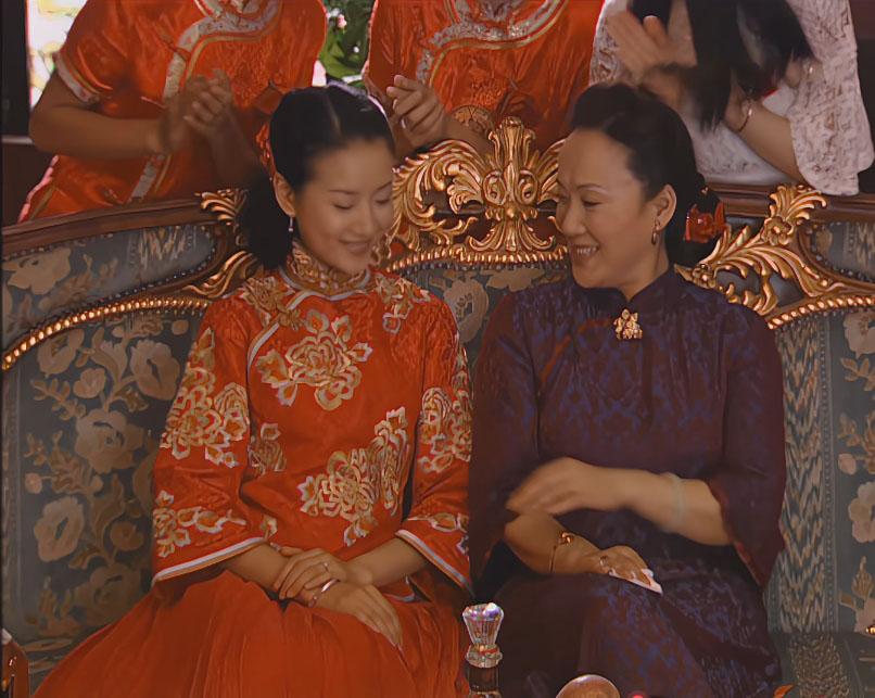 冷清秋这件绣花图案敬酒服，看起来又喜气又富贵，搭配上银手镯，显得简约而不失高级感