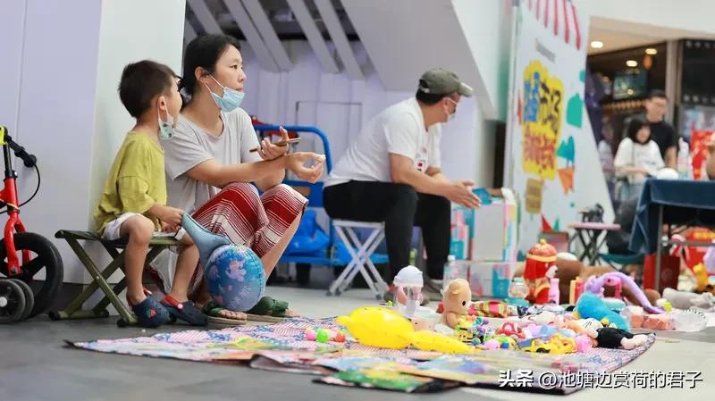 90后单亲妈妈摆地摊起家年入上千万 河南90后单亲妈妈董娜太牛了！2012年她用