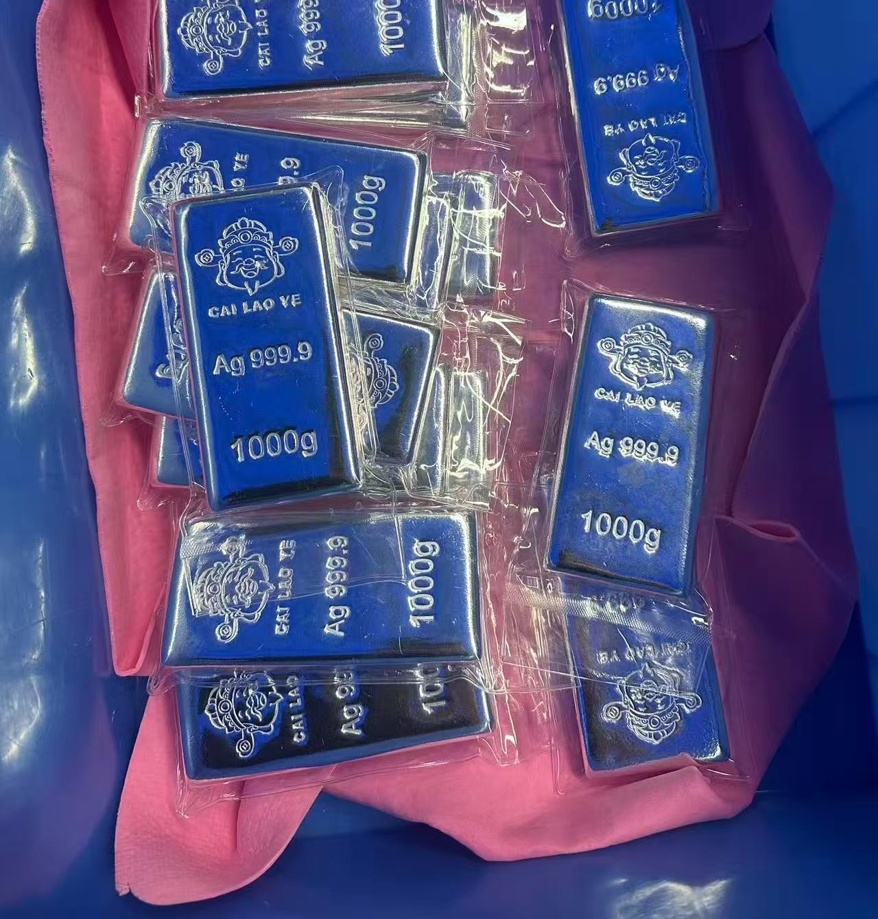 银条高点的时候三十多一克，年后持续下跌，最新 17.5 一克了，奇怪的是，高点的