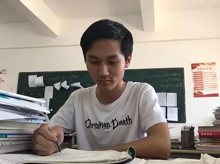 一个从山沟里考出来的研究生，工作 9 年给家里转了 70 多万，回家发现父母连一