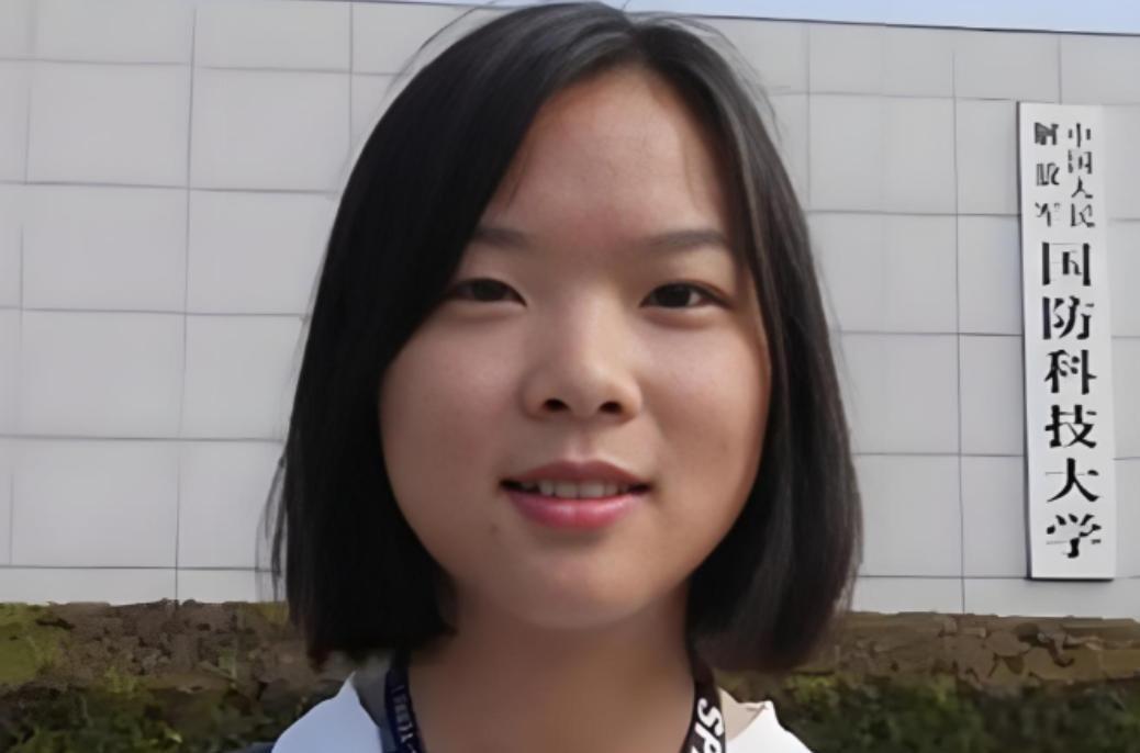 2019年盛夏的深夜，云南玉溪的一间农家小院里，电风扇嘎吱作响。18岁的女孩李盈
