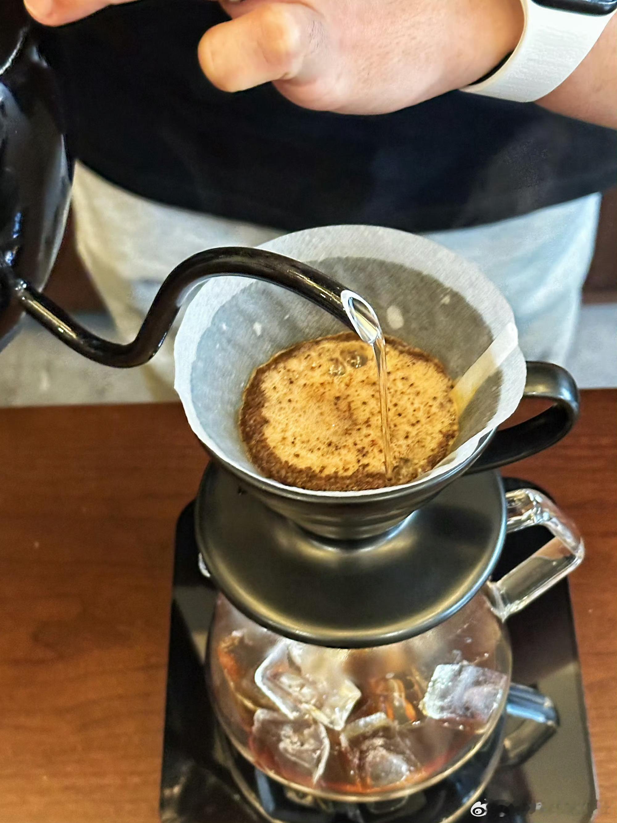 咖啡已经发展成这样了吗 单杯一小时制作，这杯肥肠咖啡的匠心，全藏在咸甜口感里了！
