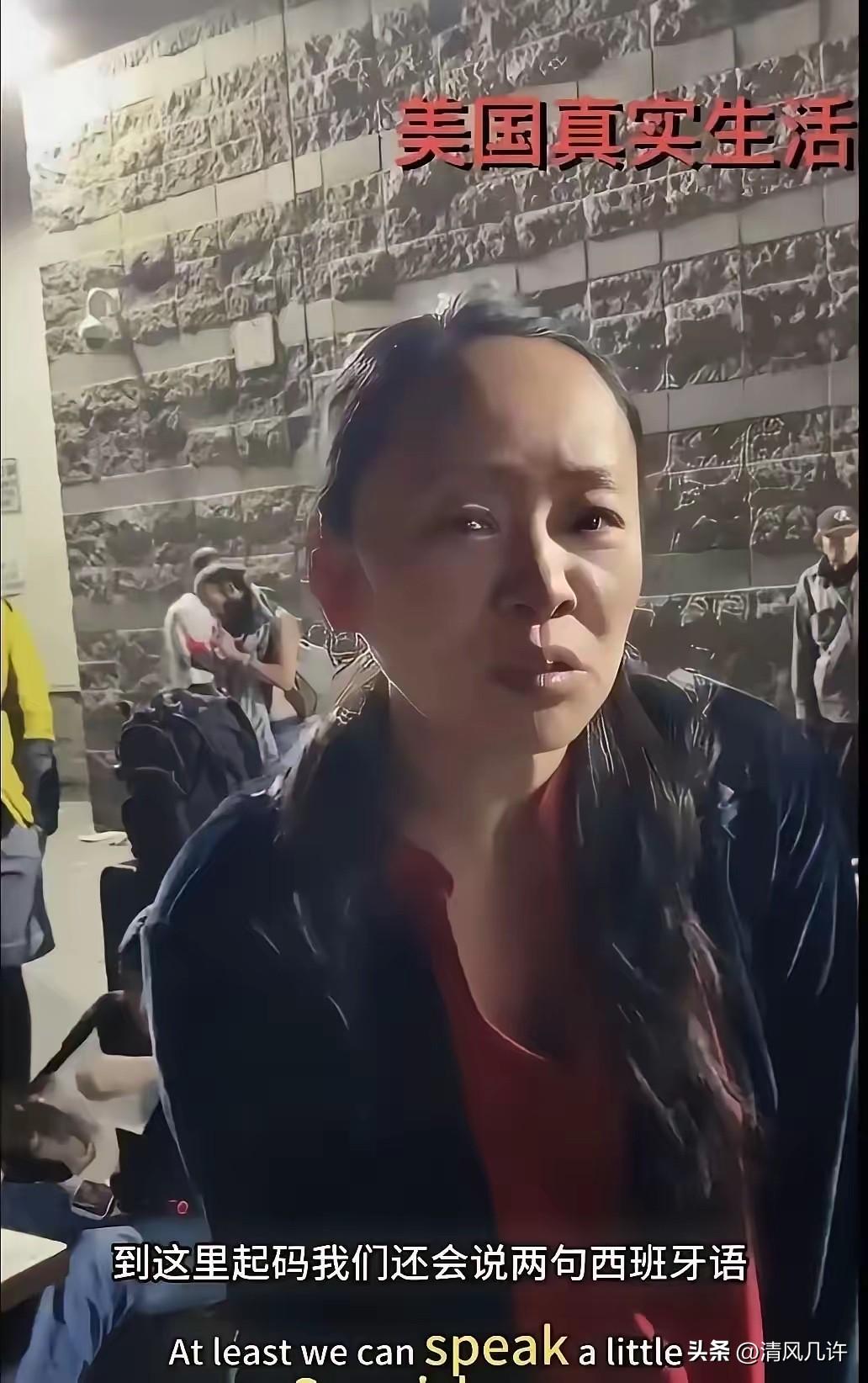 一位博主在美国街头开了直播，结果遇到了一位润去美国的大姐，这位美国大姐也不害羞，