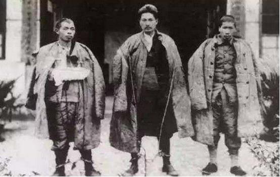 1935年，王耀武俘虏了一个红军师长，审讯时发现对方衣衫破烂不堪，浑身上下只有一