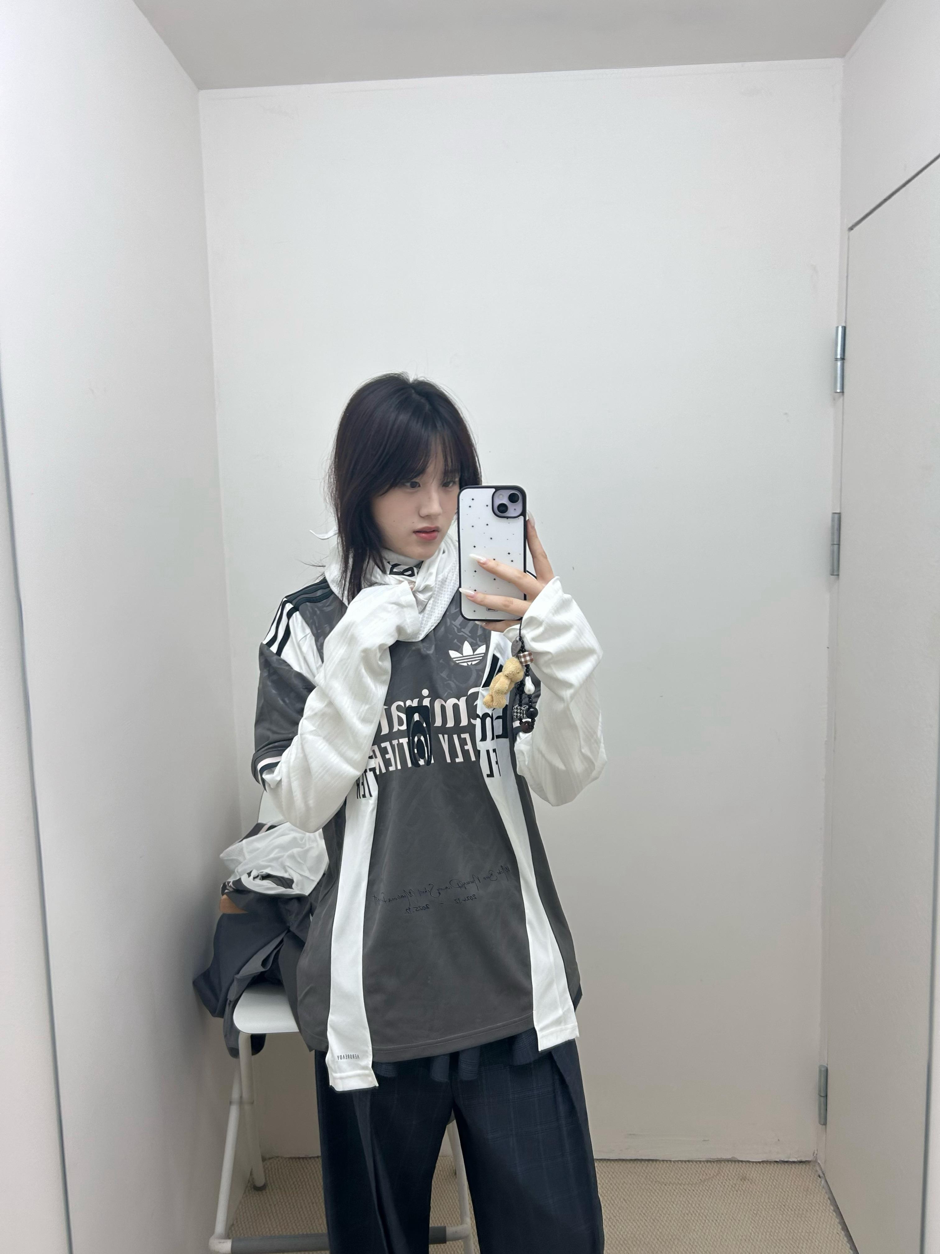 我选择这个阿迪联名球衣作为我的解药….没事就拿出来看一看好喜欢呃啊啊啊啊啊啊啊啊