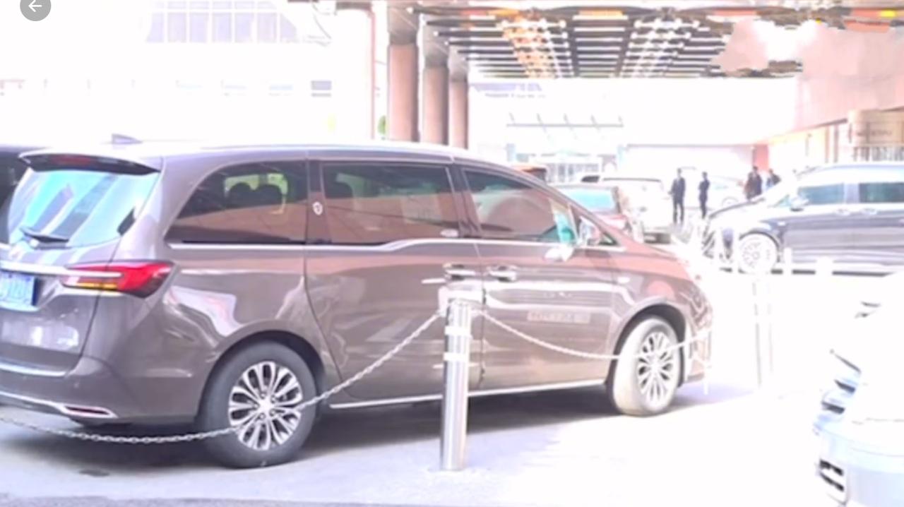 郑丽文的六天行程已过半，4月10日早上的北京中国大饭店，大批记者守候，接待车辆已