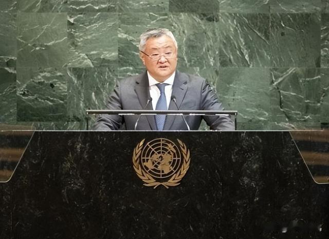 剑指右翼！中国亮剑日本挑衅的雷霆手段。2025年的亚太局势暗流涌动，日本右翼势力