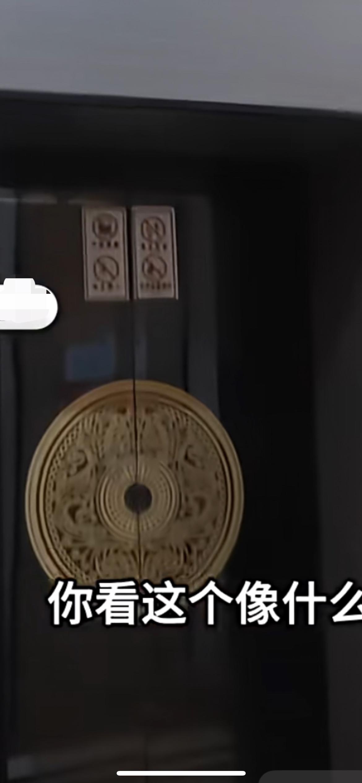 上海一公寓电梯形似棺材？4月21日，外卖小哥送餐时称看到感觉奇奇怪怪的，＂花纹、