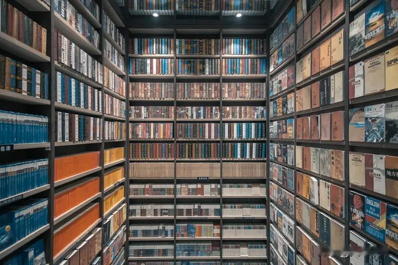 下联：书海探真知。书海对诗山，探真知对寻妙句，对仗工整好对联。