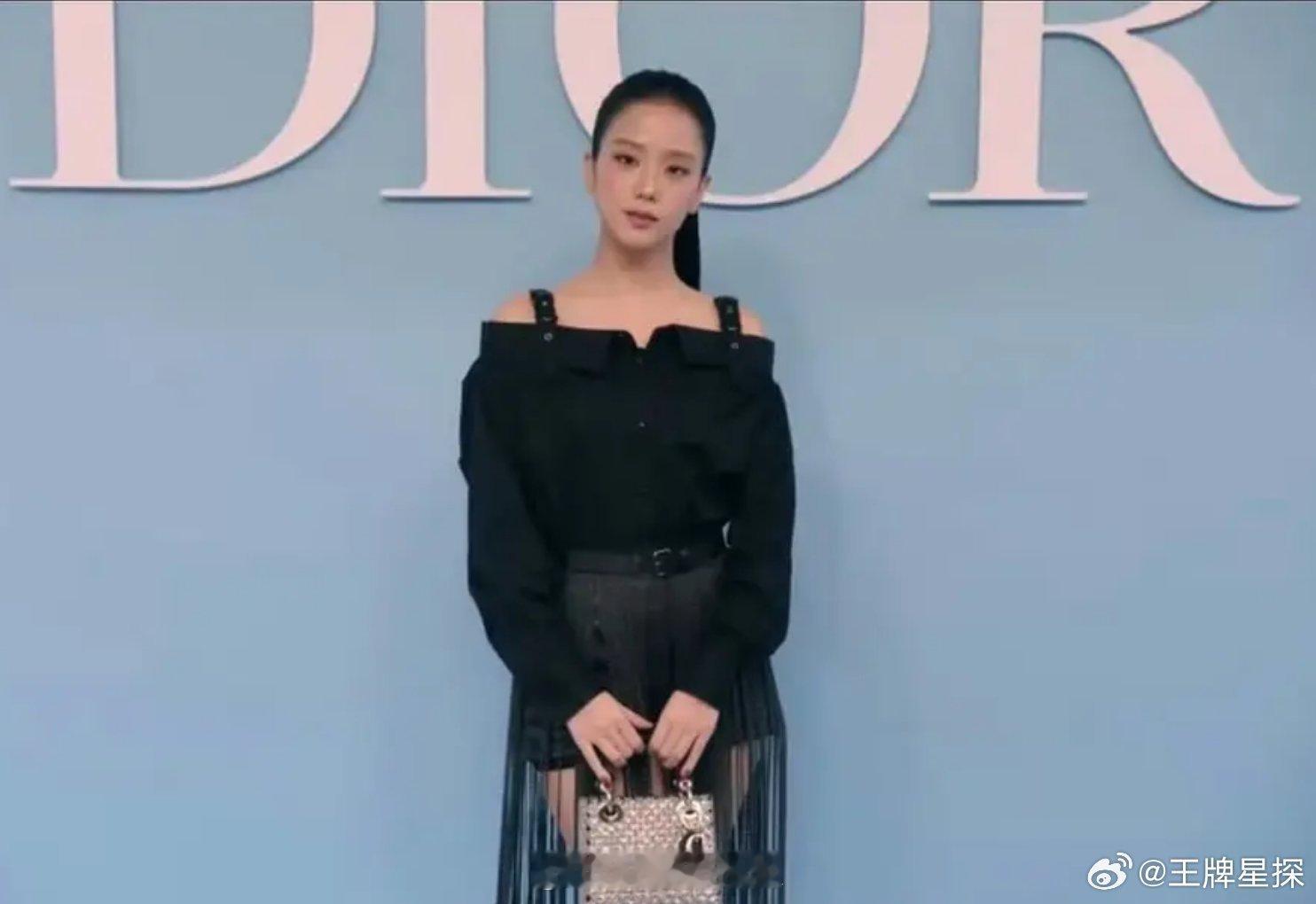 #金智秀迪丽热巴周也看秀截图# 金智秀迪丽热巴周也看秀截图，是状态很好的颜霸们啊
