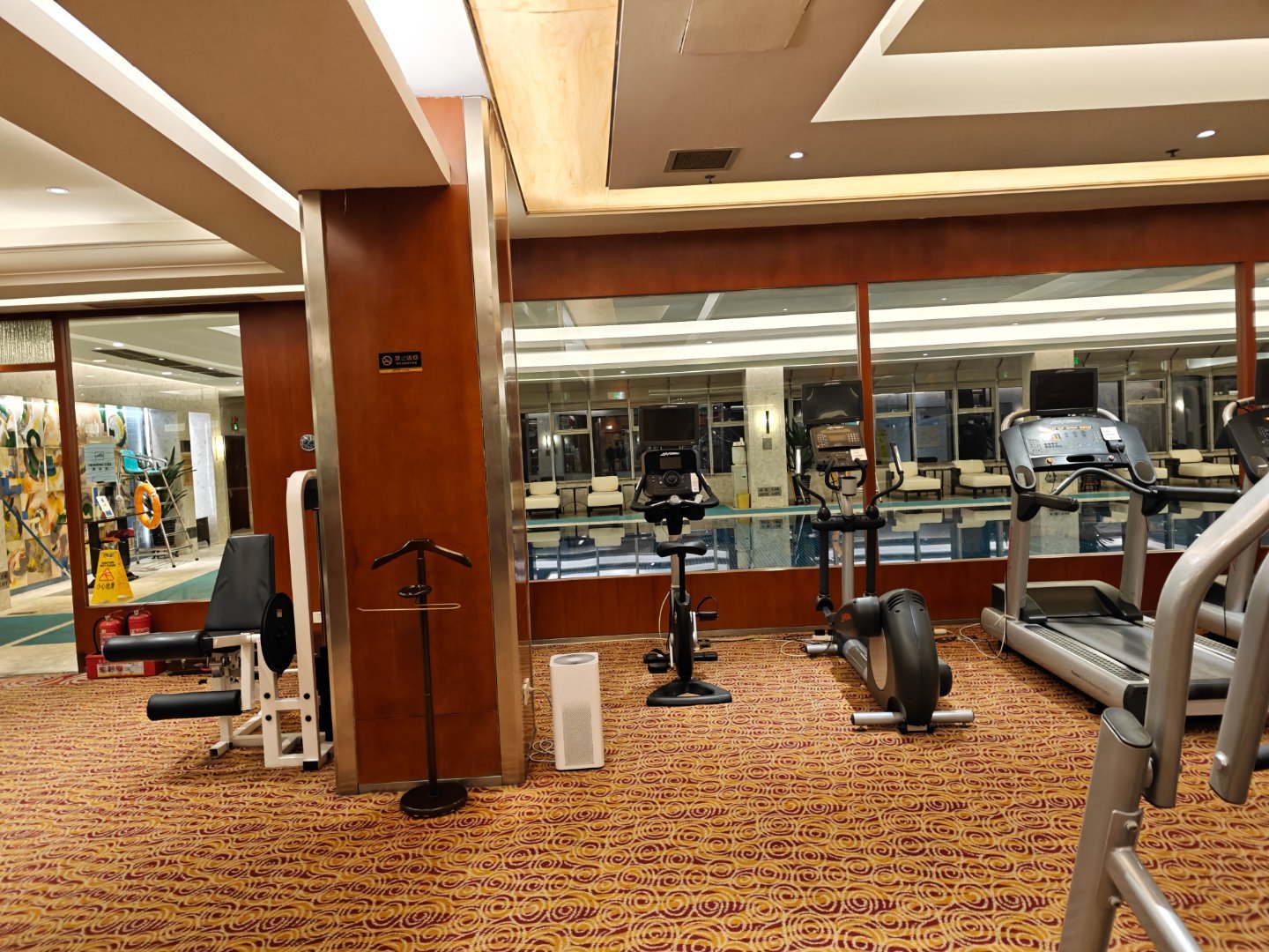 今天这酒店健身房很猛啊，有一个这么大的泳池 
