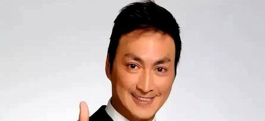 都说明星搞副业是赚快钱，贴个牌、找个代工，几个月就能上线圈钱。可何家劲偏不。
2