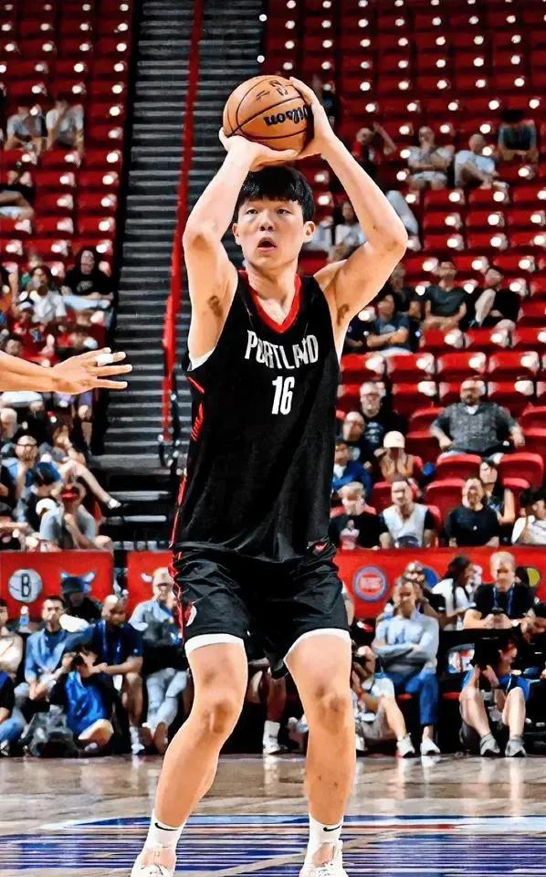 杨瀚森新秀之战对决姚明、易建联夏季联赛初亮相数据大比拼：前辈之路，仍需虚心求教！
