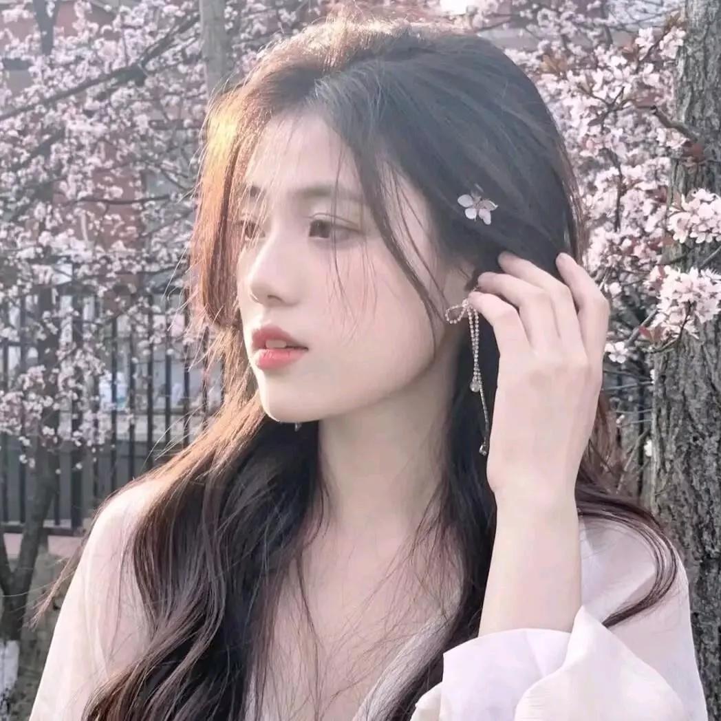 樱花树下，温柔少女，静谧美丽。樱花氛围感照片 樱花美照 唯美樱花瞬间 路过的风景