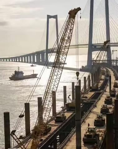 跟一位在智库的老同学吃饭，他私下告诉我：“这次是真把路铺到门口了。”他说的，是厦