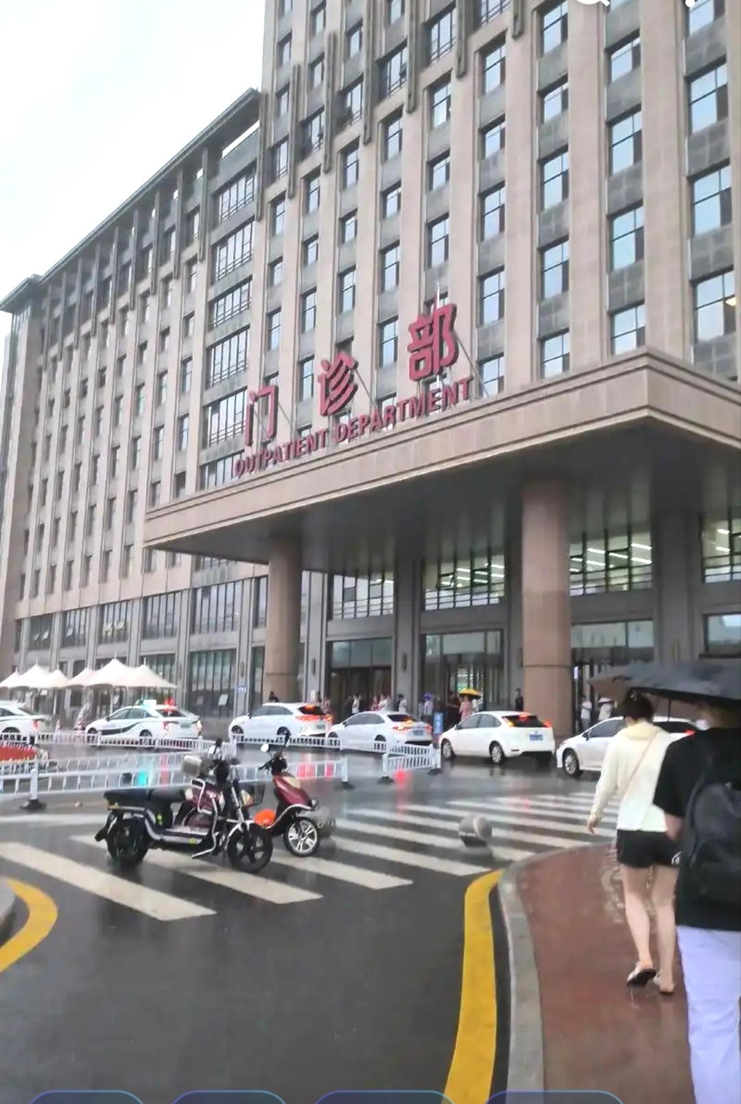 下午做胃镜喝完泻药能喝水吗？
下午做胃镜喝完泻药一般能适量喝水。喝泻药是为清洁肠