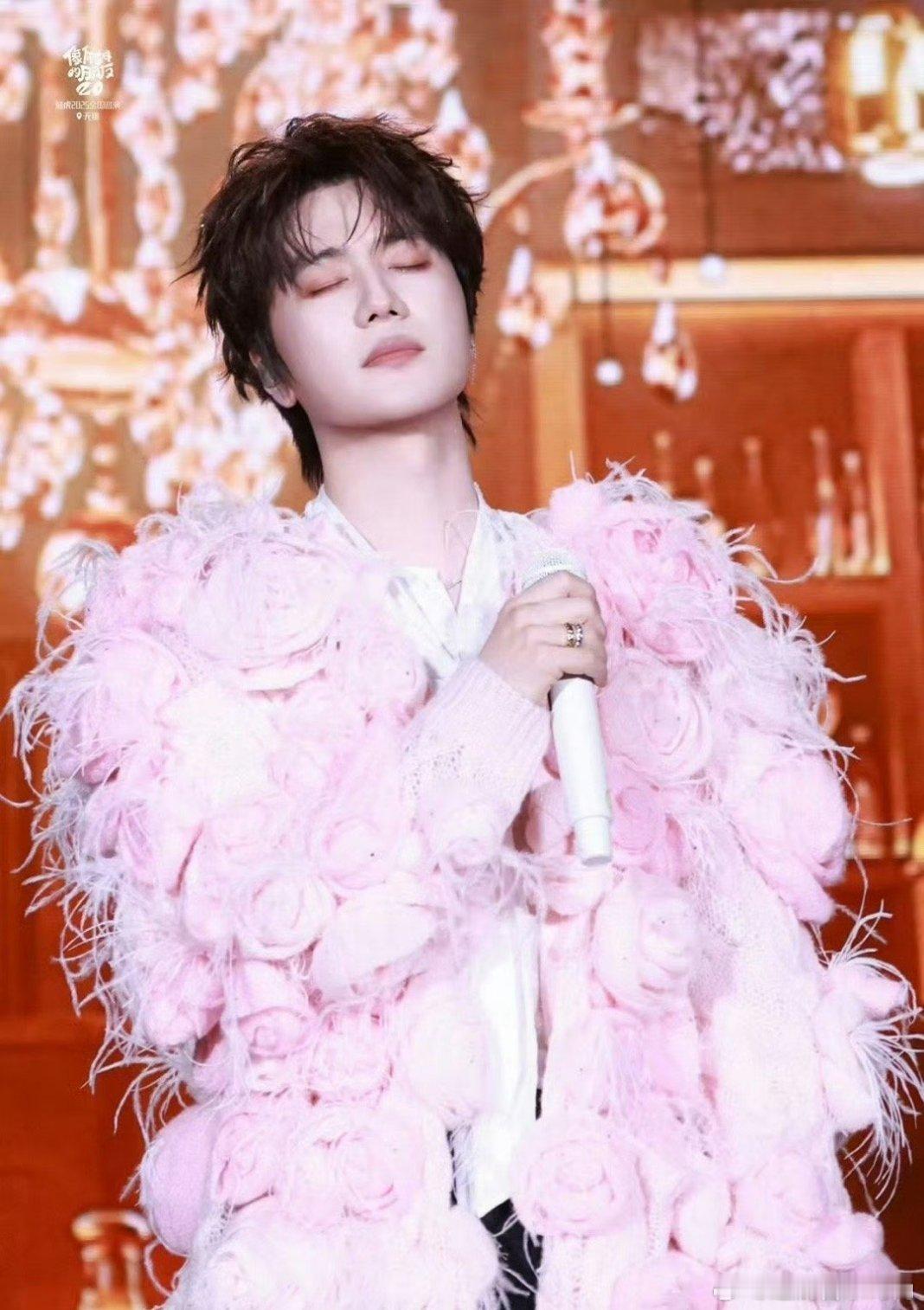 陆虎 一个有才的浪漫疯子 写得出影视剧戳心ost，也能把跳伞变成浪漫约定。创作里