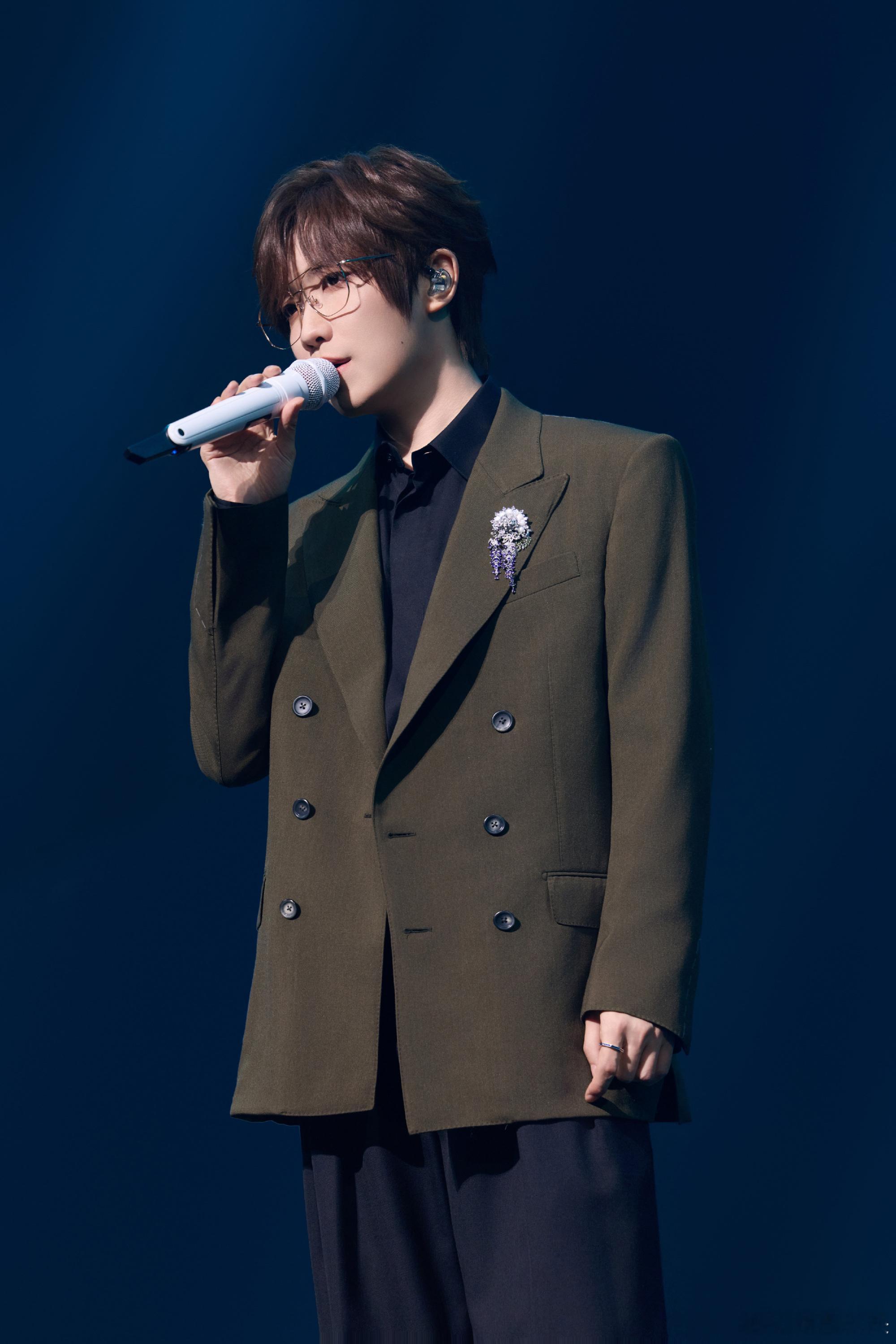 徐良复学通行证被谁抢走了徐良成都秒没 徐良成都演唱会一票难求！九十万粉丝疯抢，校