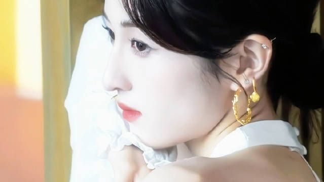 #疑似张子枫新纹身#

我 的 美 丽 妻 子

纹身是纪念逝去的小猫，yxh不要再带节奏了