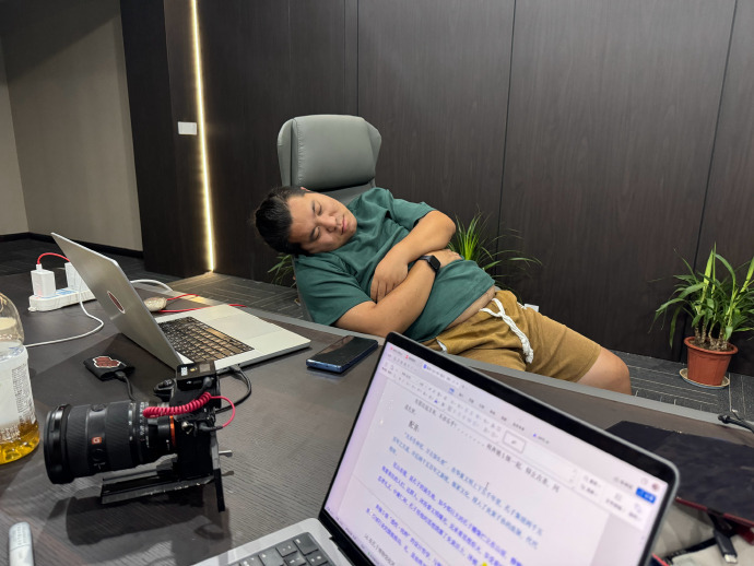 广州小孩哥坐地铁上学睡过23个站 图中这货，摄像东哥能随时随地睡……跑高速坐车后