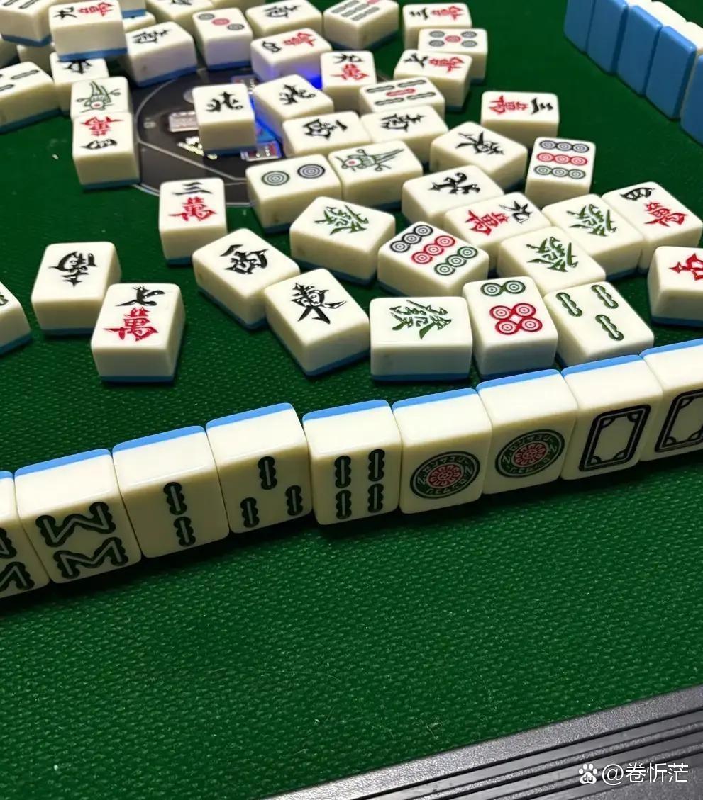 他在工作日请假，只为去打一场同样输钱的麻将。
除夕夜那几百块的甜头，像第一口免费