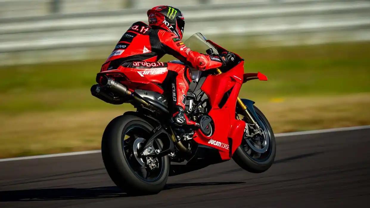 2026 WSBK 法国站，杜卡迪厂队两台车，虽说队内竞争很凶，但没有出现恶性撞
