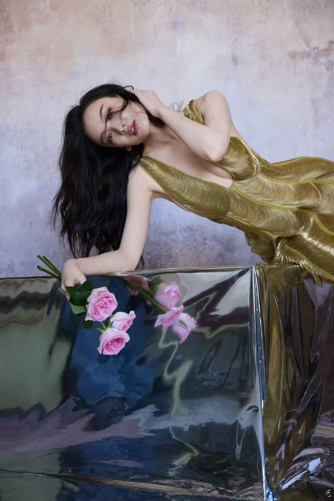 倪妮兰蔻全球代言人考古未来美学！倪妮这身鎏金战袍宛如液态金属凝结成诗，镂空剪裁暗