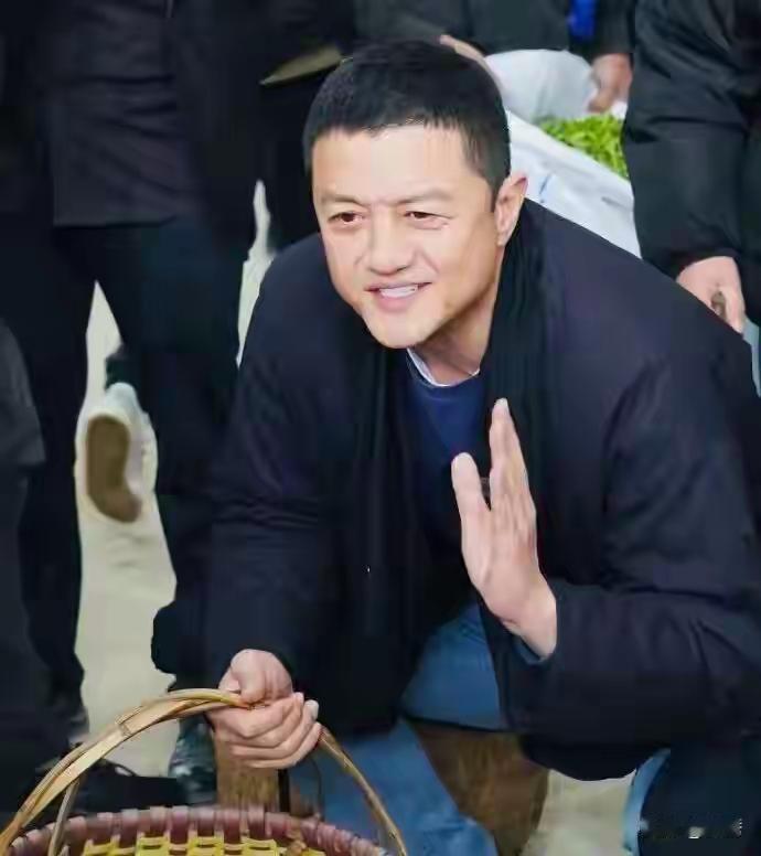 贫贱夫妻百事哀，患难夫妻熬不过现实。
李亚鹏官宣离婚，是对债务风险的对冲，还是男