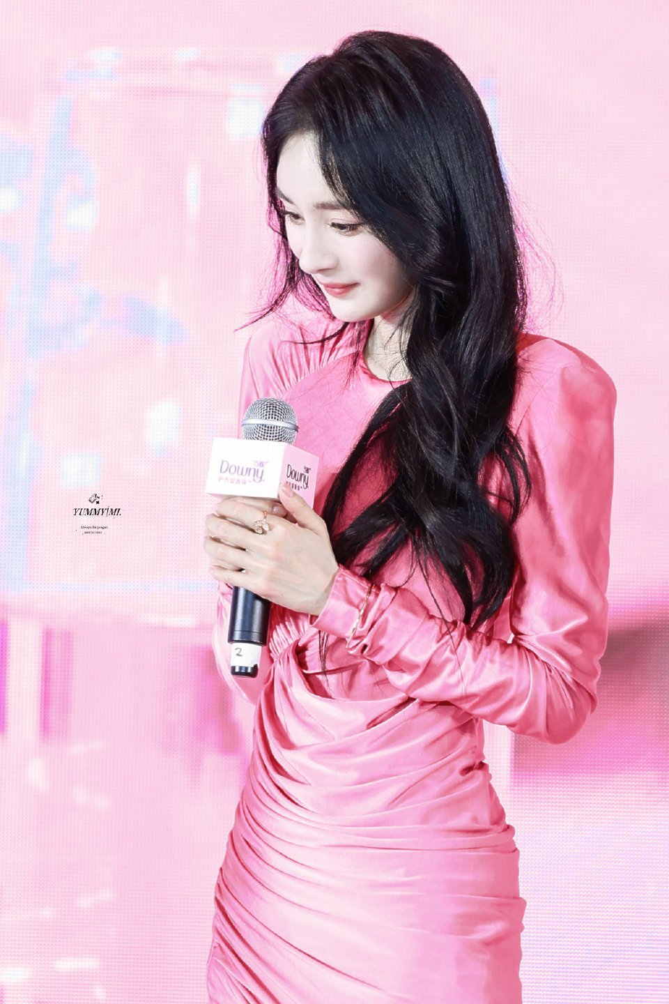 杨幂这身水蜜桃短裙真的好显比例和腿长，姐姐的腿不是腿，塞纳河畔的春水