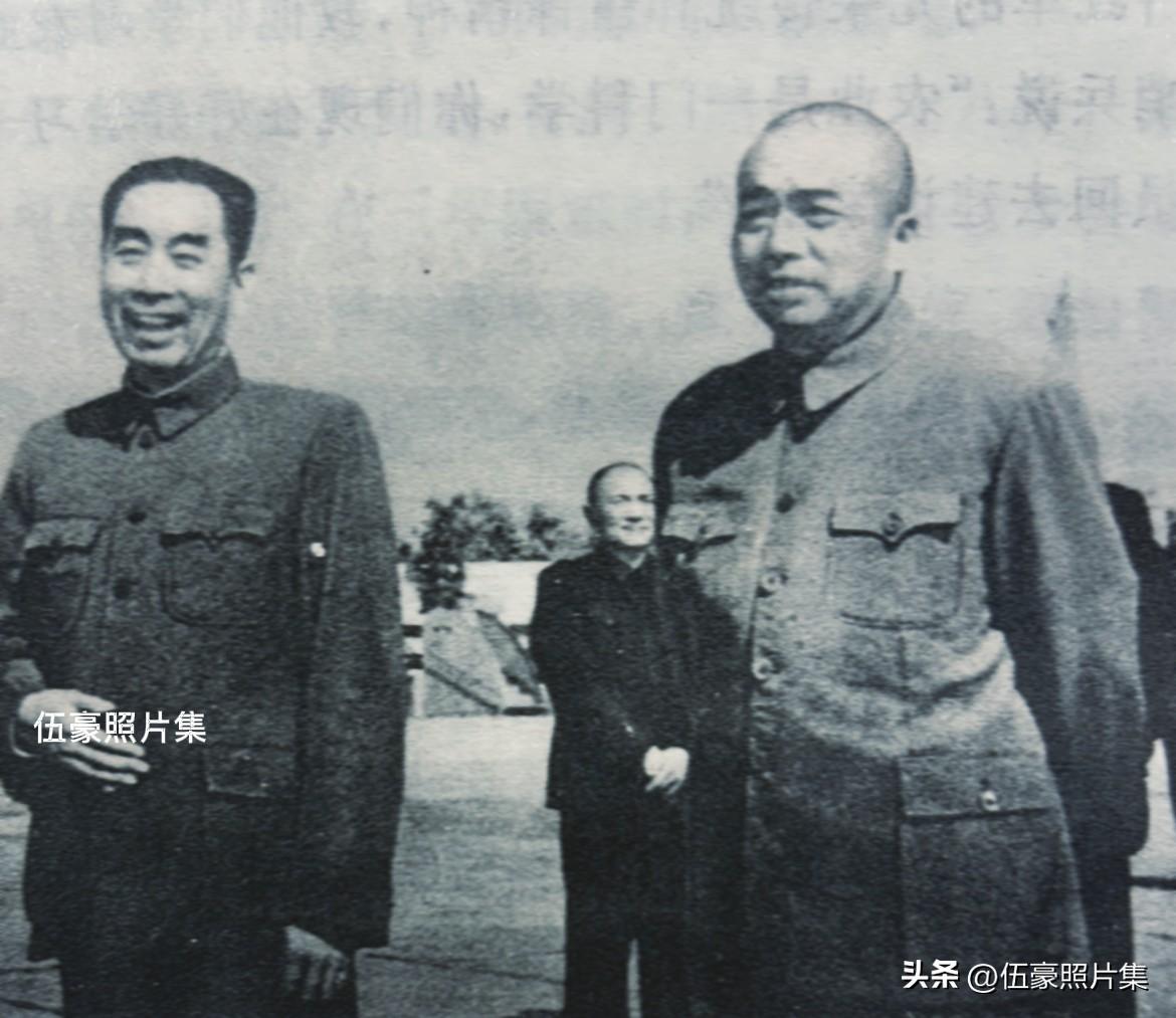 1954年9月，周恩来总理和彭德怀将军在机场迎接外宾的老照片，开心大笑的总理让严