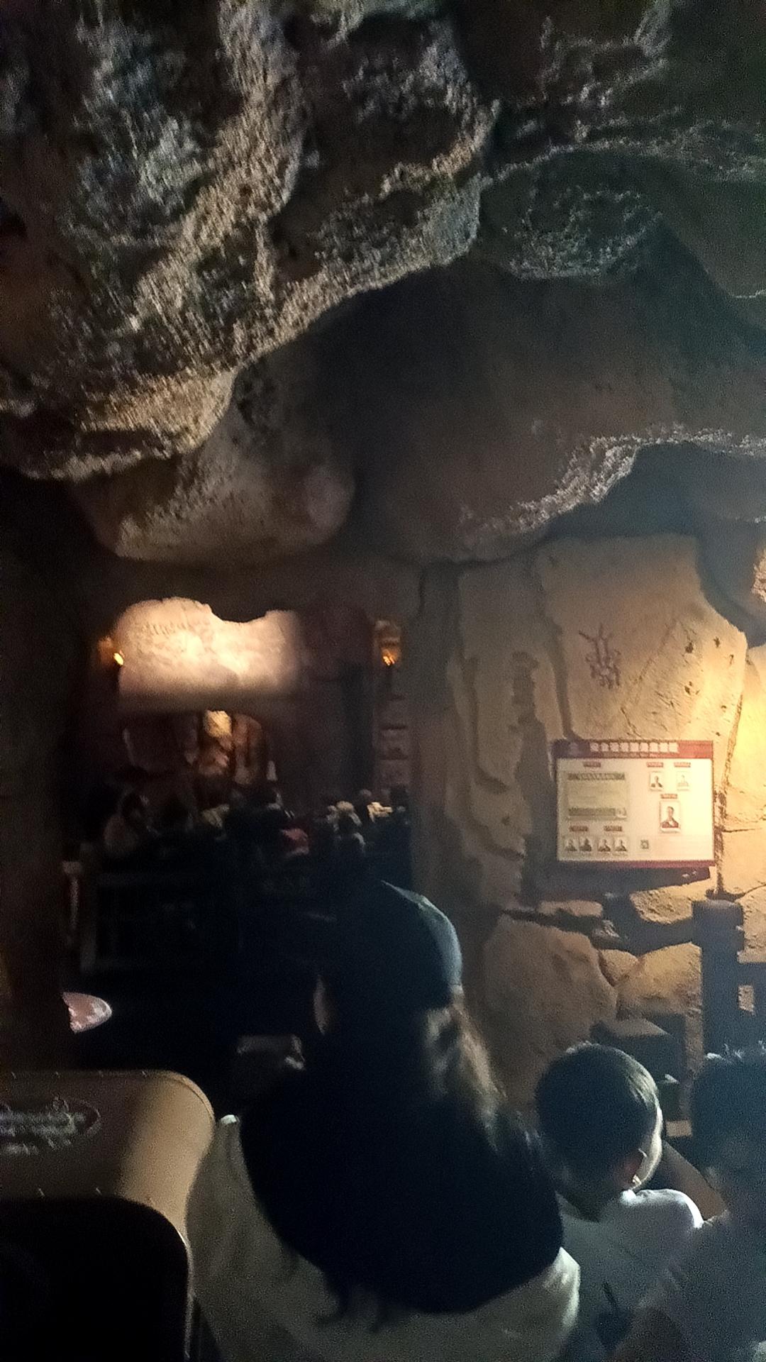 今天到荆州方特，没想到人很多，都是研学旅游的学生，每个玩的项目都要排队，现在这个