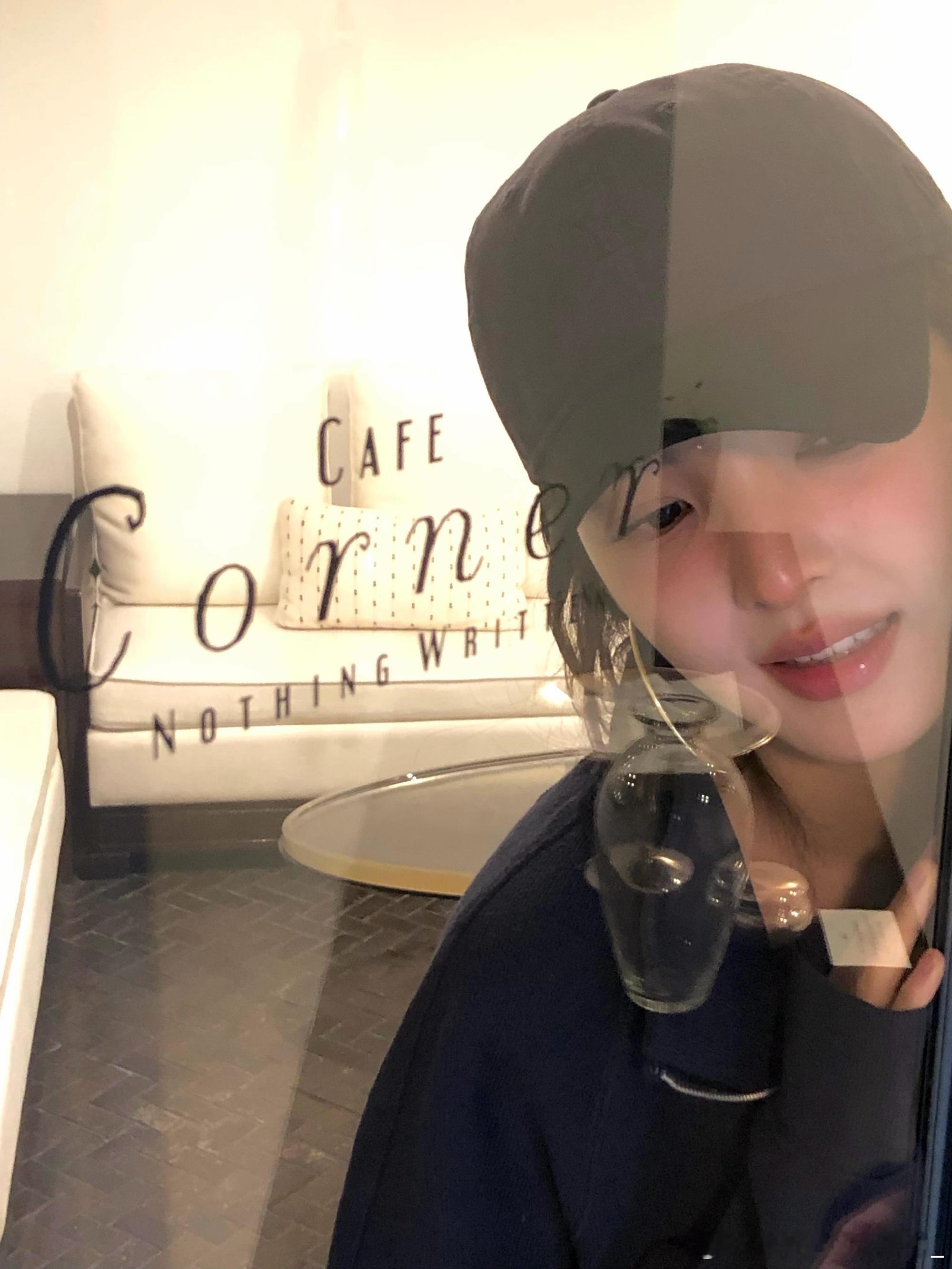 章若楠  zrn纪梵希品牌大使章若楠 一笔一画描绘你的模样，一字一句诉说我的爱意