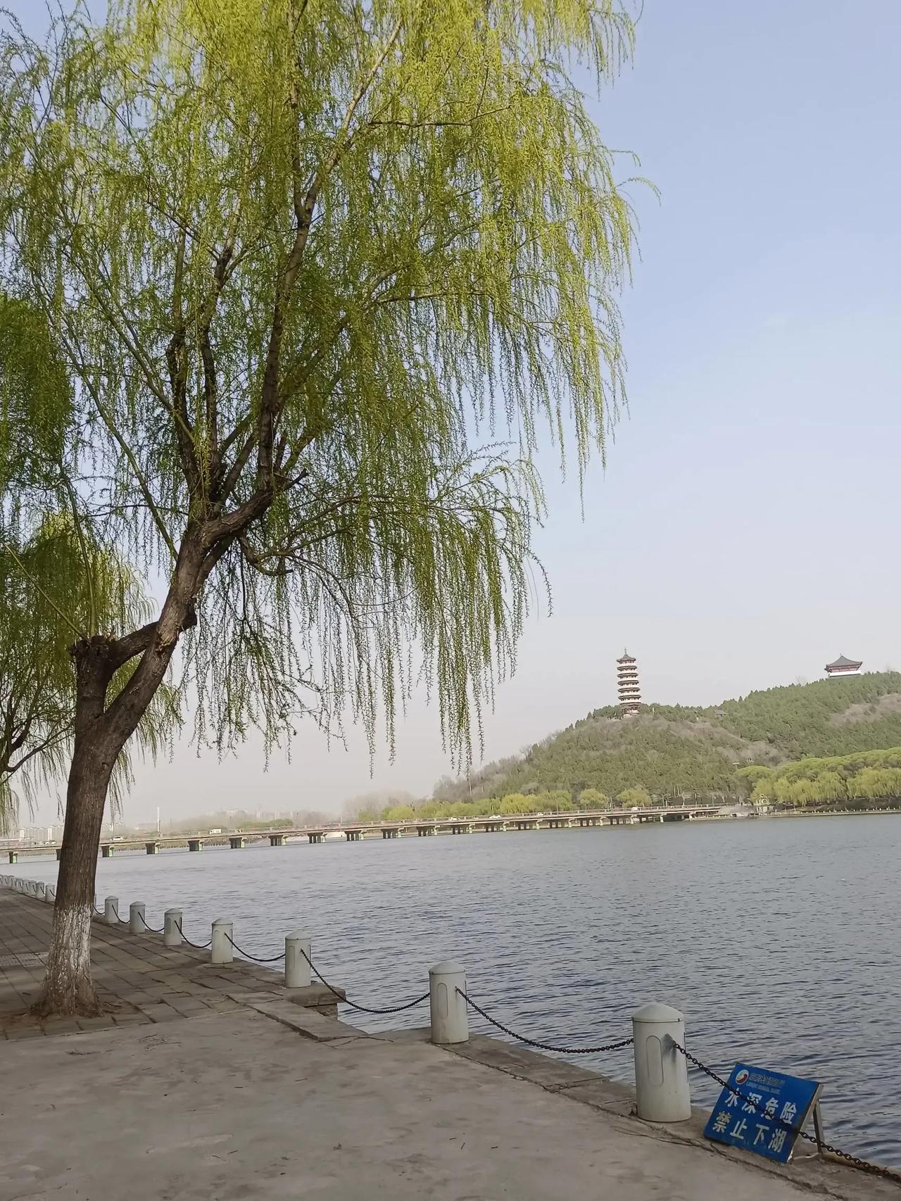 病房隔壁的一个老人，整夜整夜的哀嚎，听说是胃癌扩散了。他是个退休教师，月工资一万