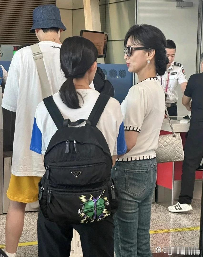 网友杭州机场偶遇赵雅芝！年过71岁状态依旧惊艳，体态挺拔气质优雅，身材管理绝佳。