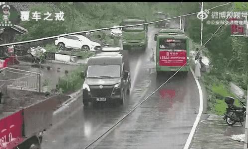 违规停靠是马路的最大杀手！好在货车司机及时紧急刹车。避免了一起恶性交通事故！