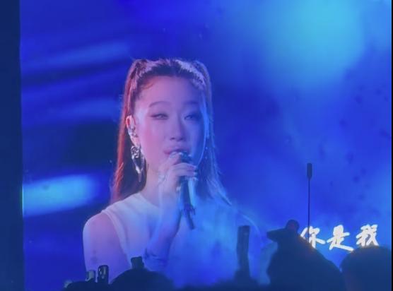 单依纯又哭了！台下粉丝大喊安慰：“别哭、别哭”。

刚刚结束《歌手2025》并泪