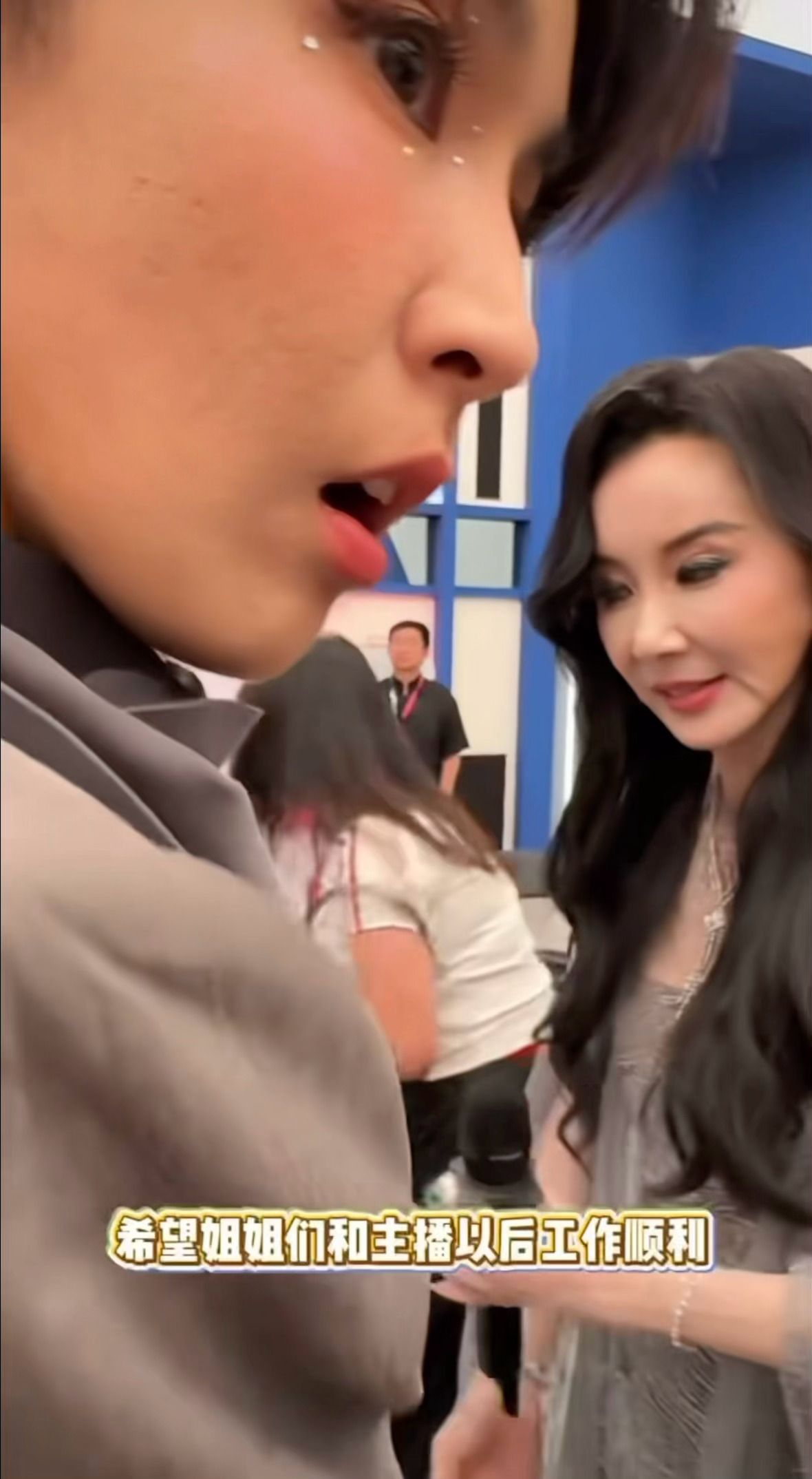 近的连我猪的双眼皮贴和小痘坑都能看清楚了 