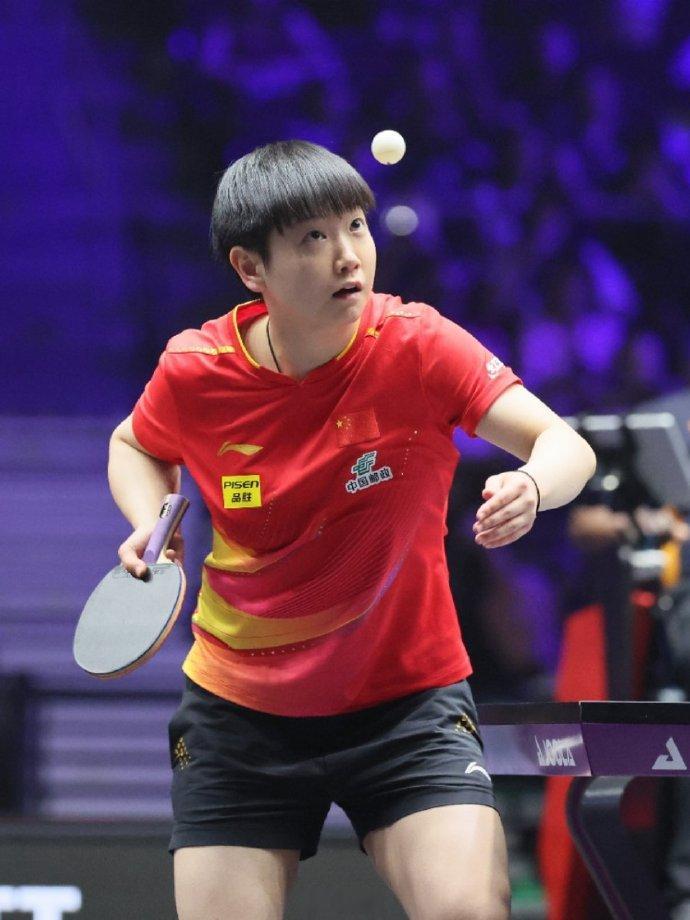 看莎莎打球就是种享受！赛场上她眼神锐利，扣杀干脆，相持时稳得不像话，那些高光时刻