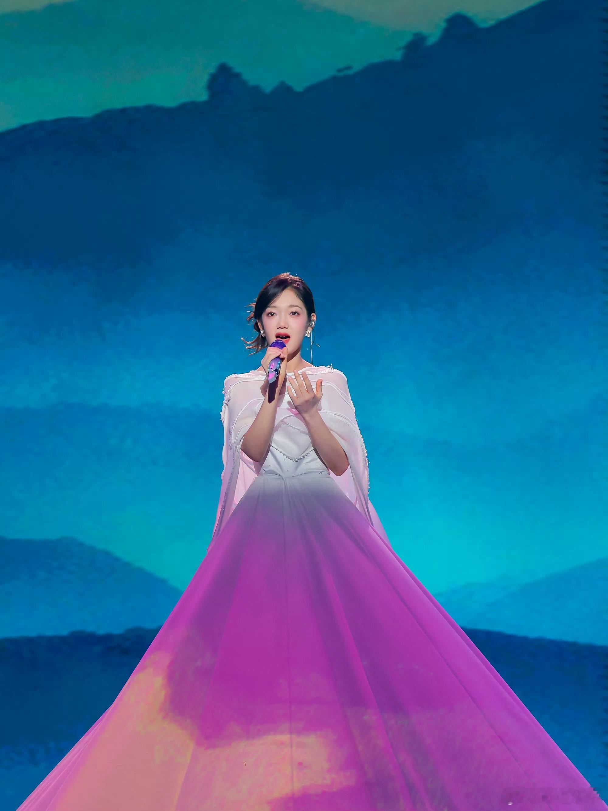 以为是山没想到是她的裙子救命！希林娜依高在非遗晚会的造型美炸了！这裙子会变色还会