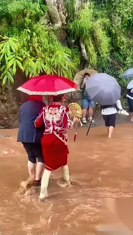 结婚当天下暴雨，她居然笑了。

不是强挤的，是眼睛弯成小月牙，连睫毛上的雨珠都跟