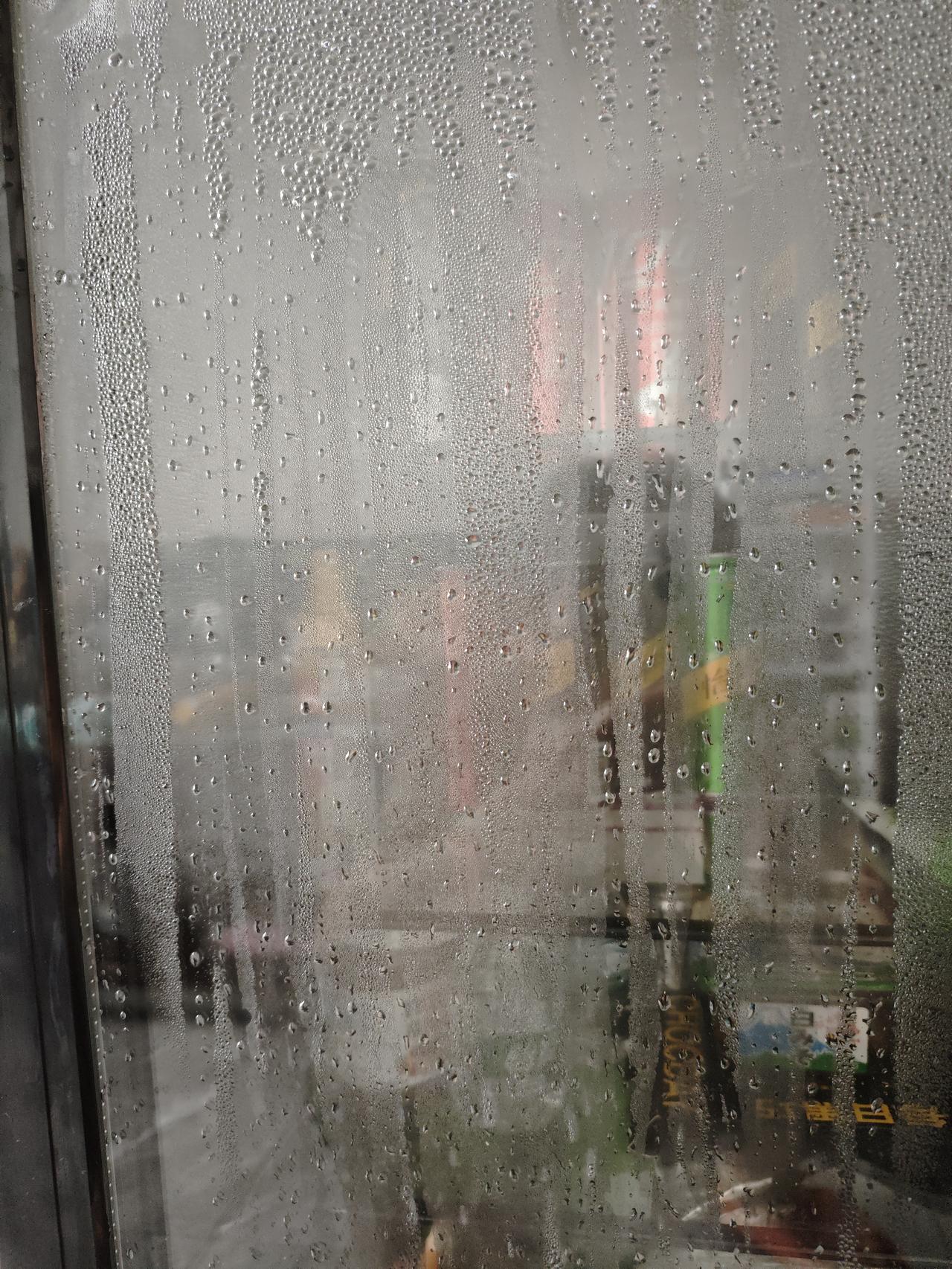 晒图大赛这几天深圳天天下雨，阳台上湿湿的，窗台上湿湿的，冰箱上也全是水，身上也是