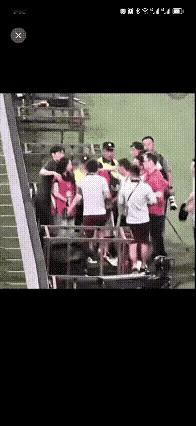 看看，德比战申花跟队女记者冲突的真相来了