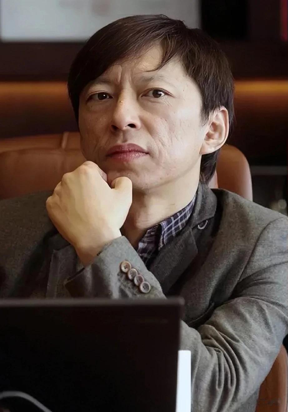 鲁豫问张朝阳:人在哪个年龄退休比较合适？张朝阳说，人不需要退休，长期处于安逸状态