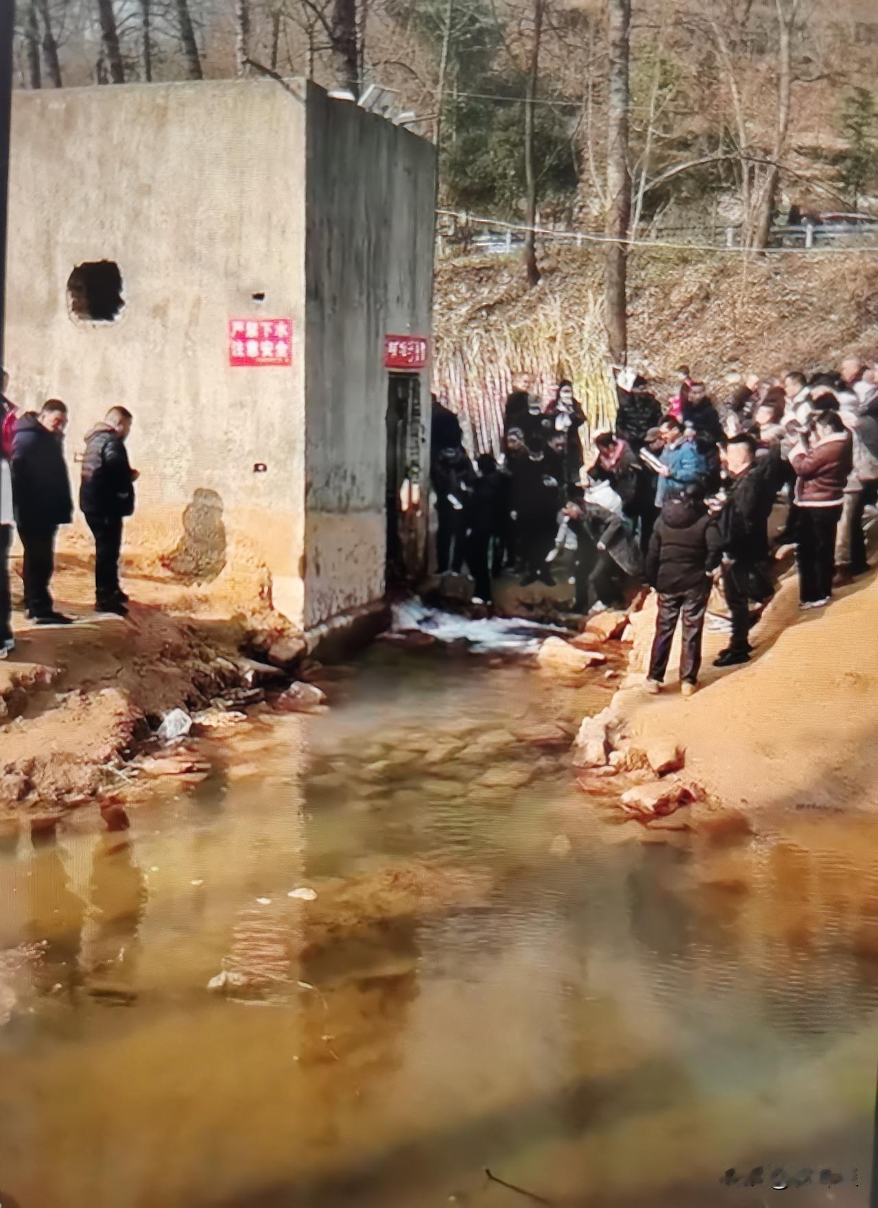 他们都是些什么人？
    最近河南一个小山村出名了，原因是那里有个废弃了将近3