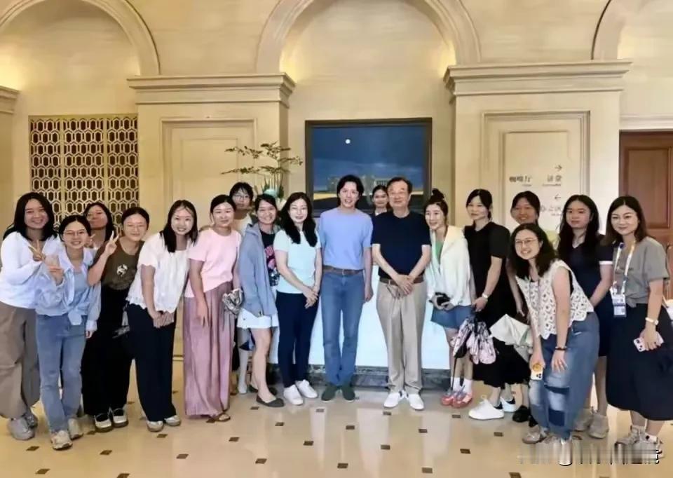 为什么华为会把一个问题艺人捧得那么高，这是不是与主流的价值观相悖啊？
任老爷子此